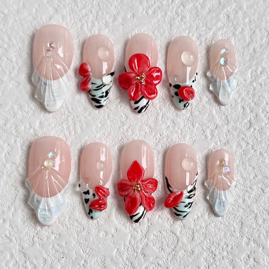 Uñas postizas con diseño de conchas marinas y flores