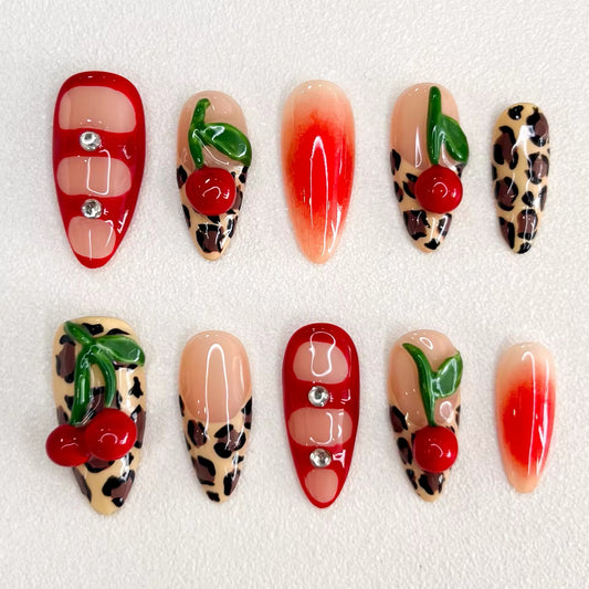 Uñas postizas con diseño de leopardo y cerezas