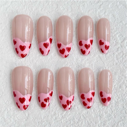 Uñas francesas a presión con forma de corazón