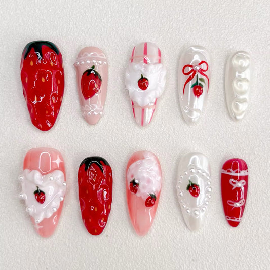 Uñas postizas con diseño de fresas y corazón