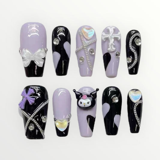 Les faux ongles fantaisie violets de Kuromi