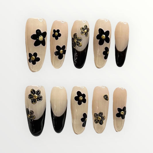 Uñas postizas con diseño de flores de color dorado medianoche