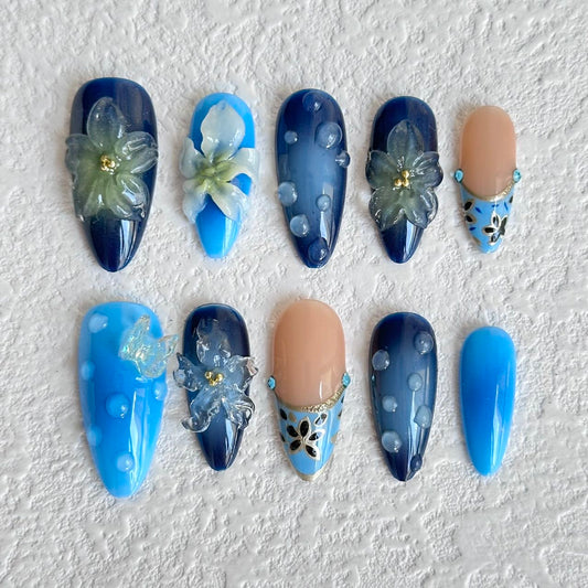 Ongles élégants à coller avec des fleurs bleues