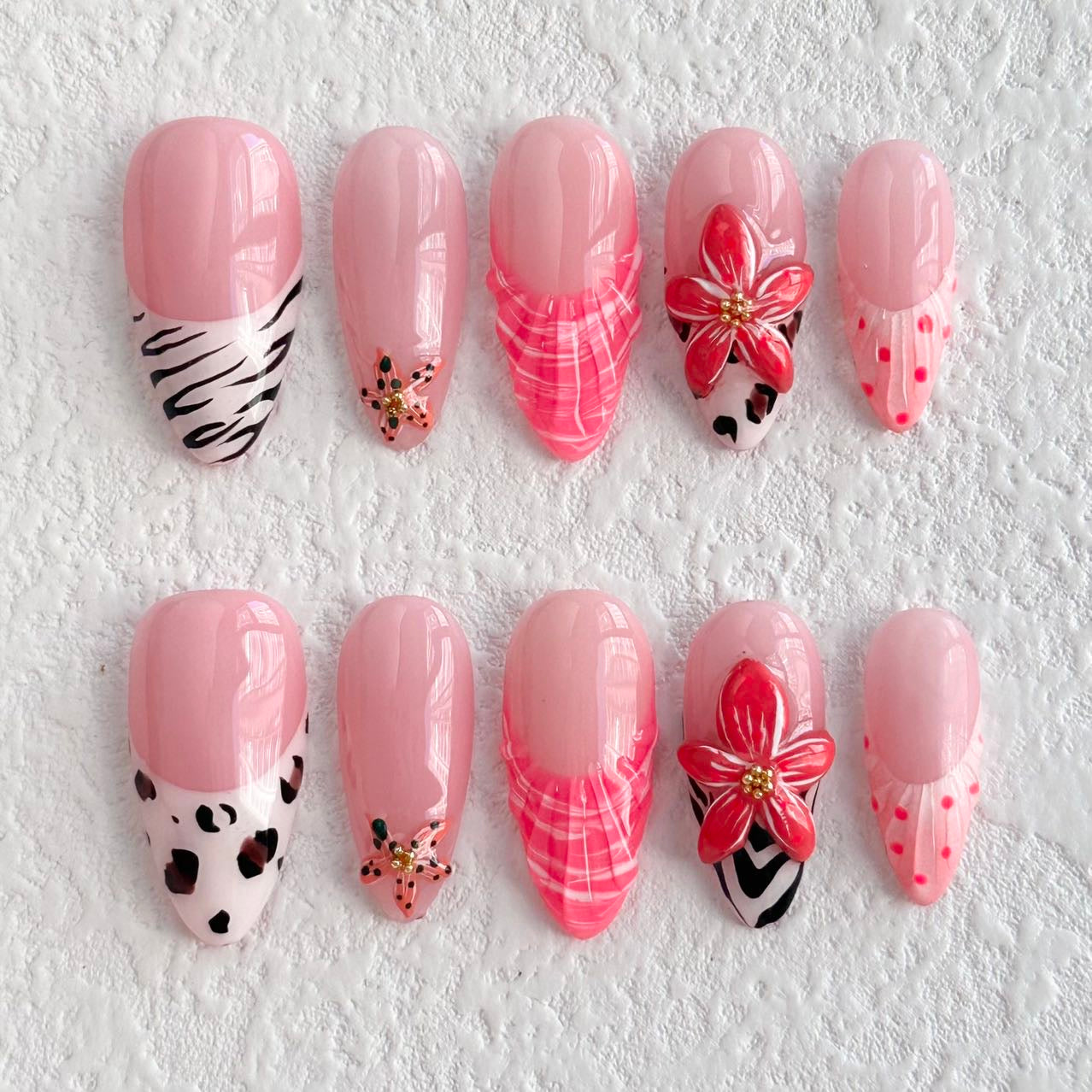 Uñas postizas con estampado de leopardo y flores