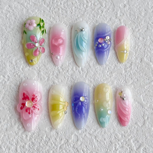 Ongles à coller avec des fleurs colorées