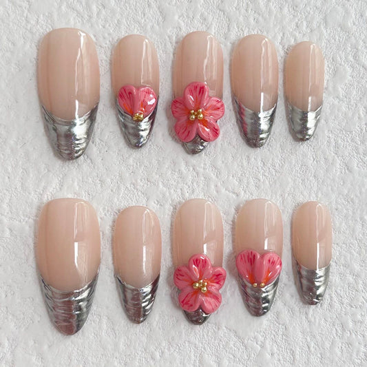 Ongles à coller avec des motifs floraux argentés et roses