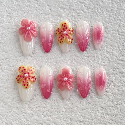 Ongles à coller avec des fleurs roses romantiques