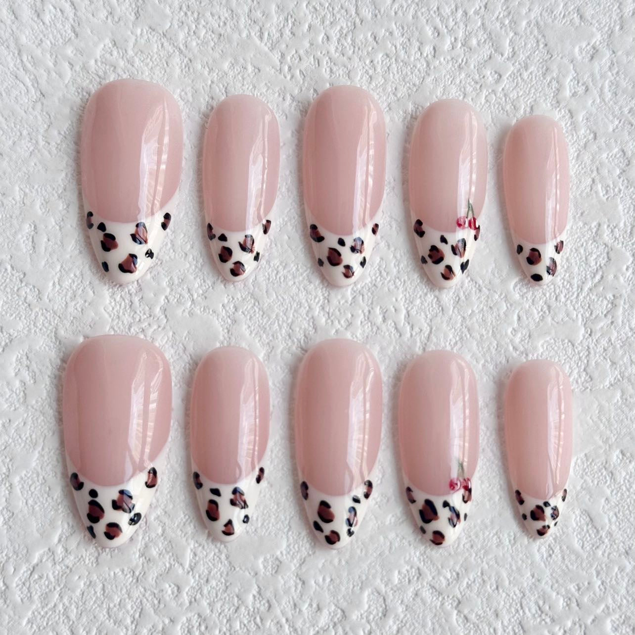 Uñas francesas a presión con diseño de leopardo