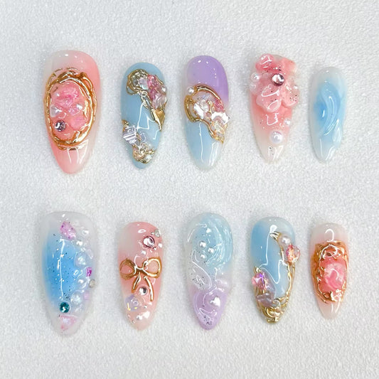 Uñas postizas con cristales dorados de ensueño