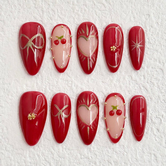 Ongles romantiques à coller avec cerises et nœuds