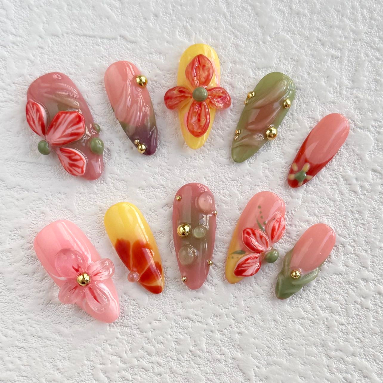 Uñas postizas con diseño de jardín floral vibrante