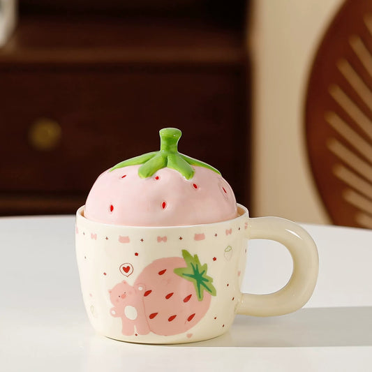 Tasse en céramique avec un joli motif d'ours et de fraises