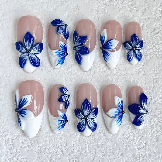 Uñas postizas con diseño de flores azules