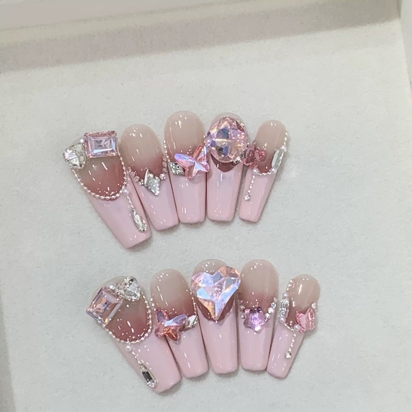 Uñas postizas con diseño romántico de cristales rosas