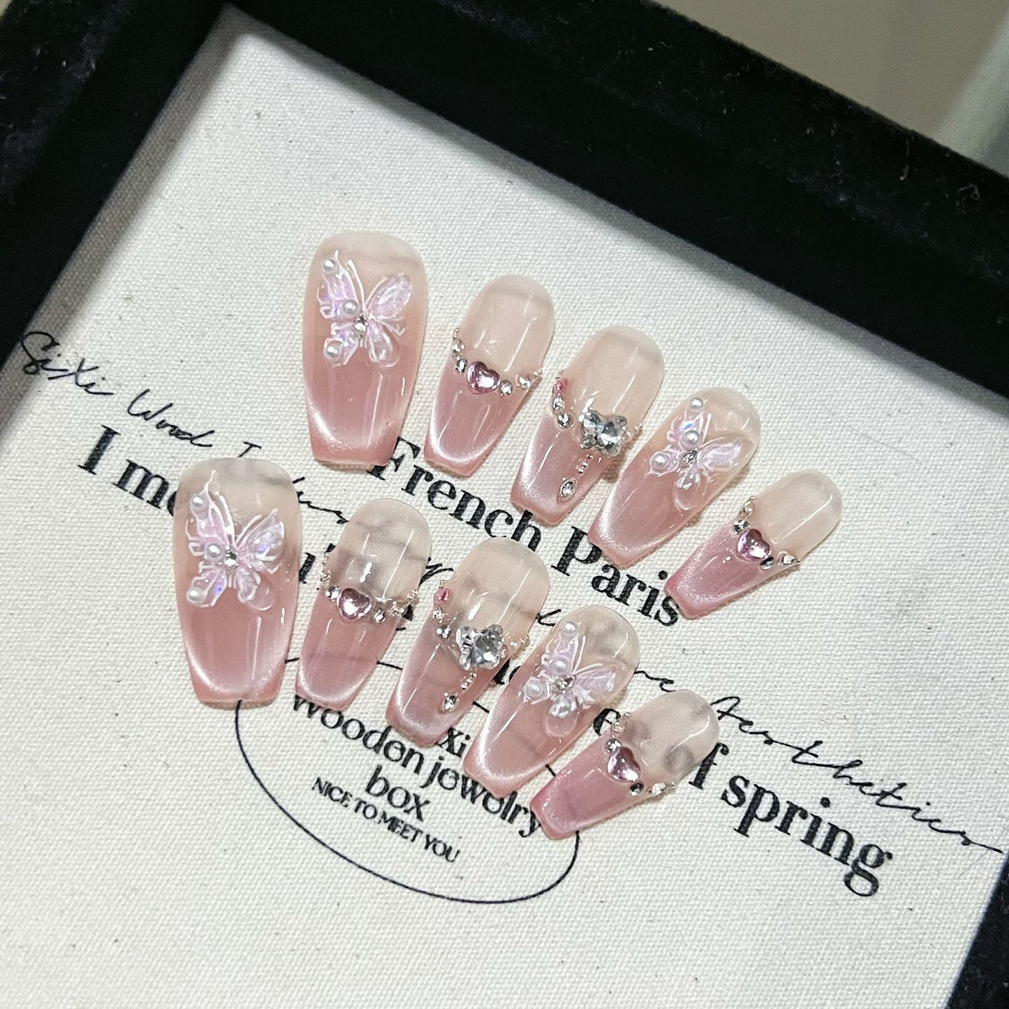 Uñas postizas con diseño de mariposa rosa