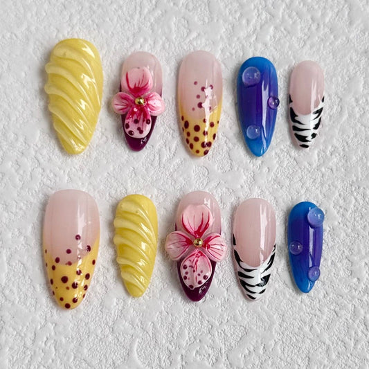 Uñas postizas con diseño floral colorido