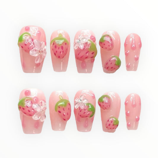 Ongles à coller en forme de cœur de fraise