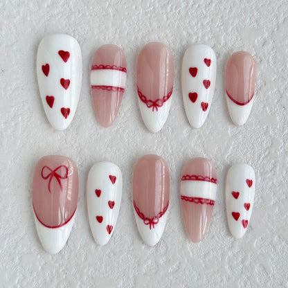 Ongles à coller en forme de cœur en dentelle romantique