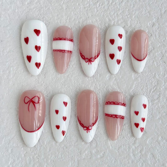 Uñas postizas con forma de corazón y encaje romántico