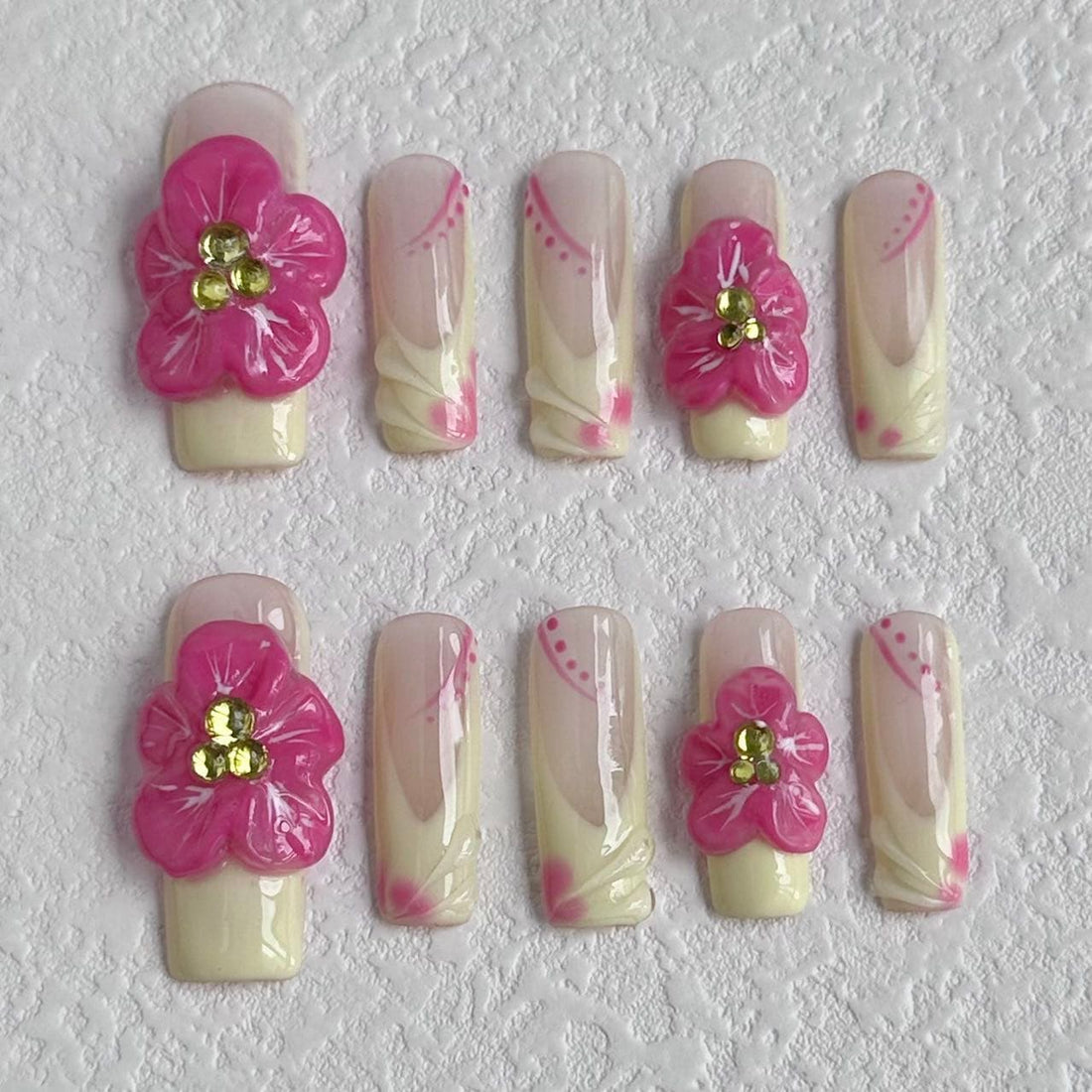 Ongles français délicats à coller avec des motifs floraux roses