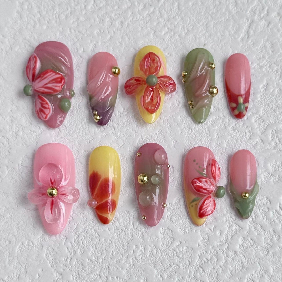 Uñas postizas con diseño de jardín floral vibrante