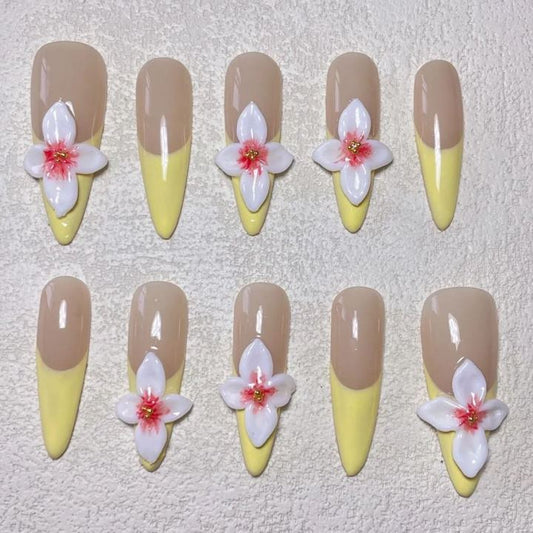 Delicadas uñas postizas con diseño de flores blancas