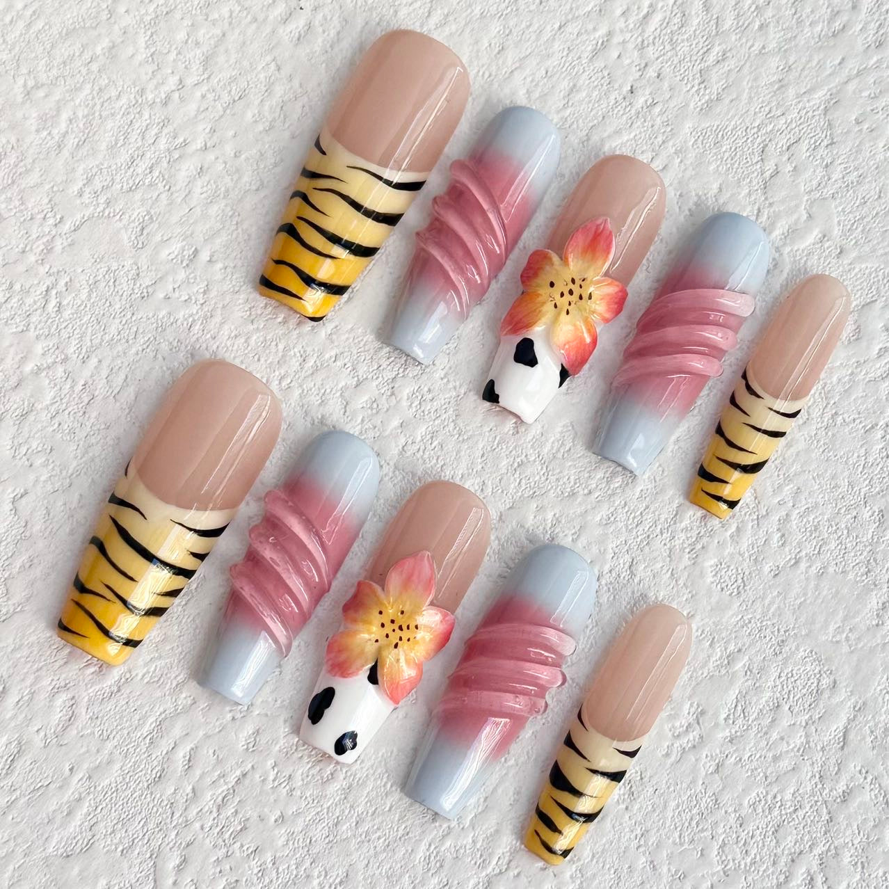 Ongles à coller avec motif floral tigré