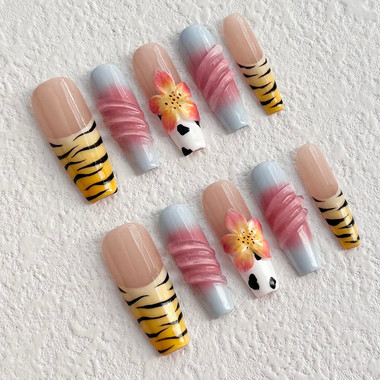 Ongles à coller avec motif floral tigré