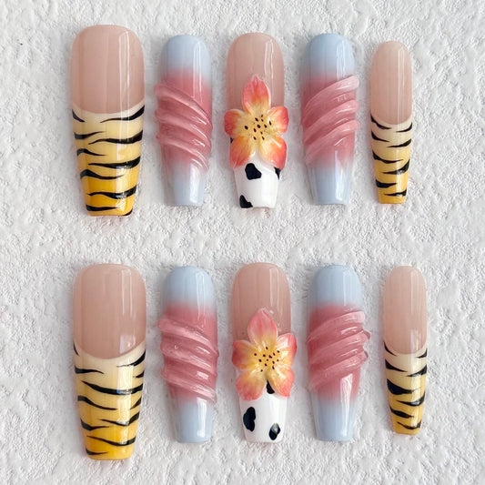 Uñas postizas con diseño floral de tigre