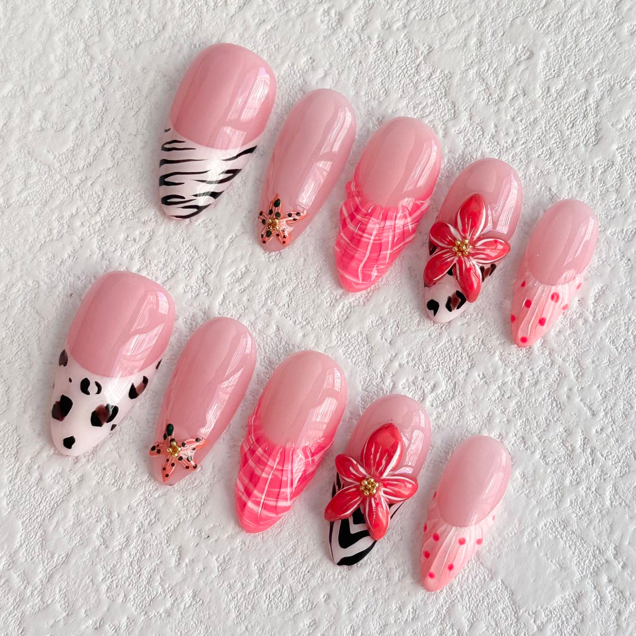 Uñas postizas con estampado de leopardo y flores