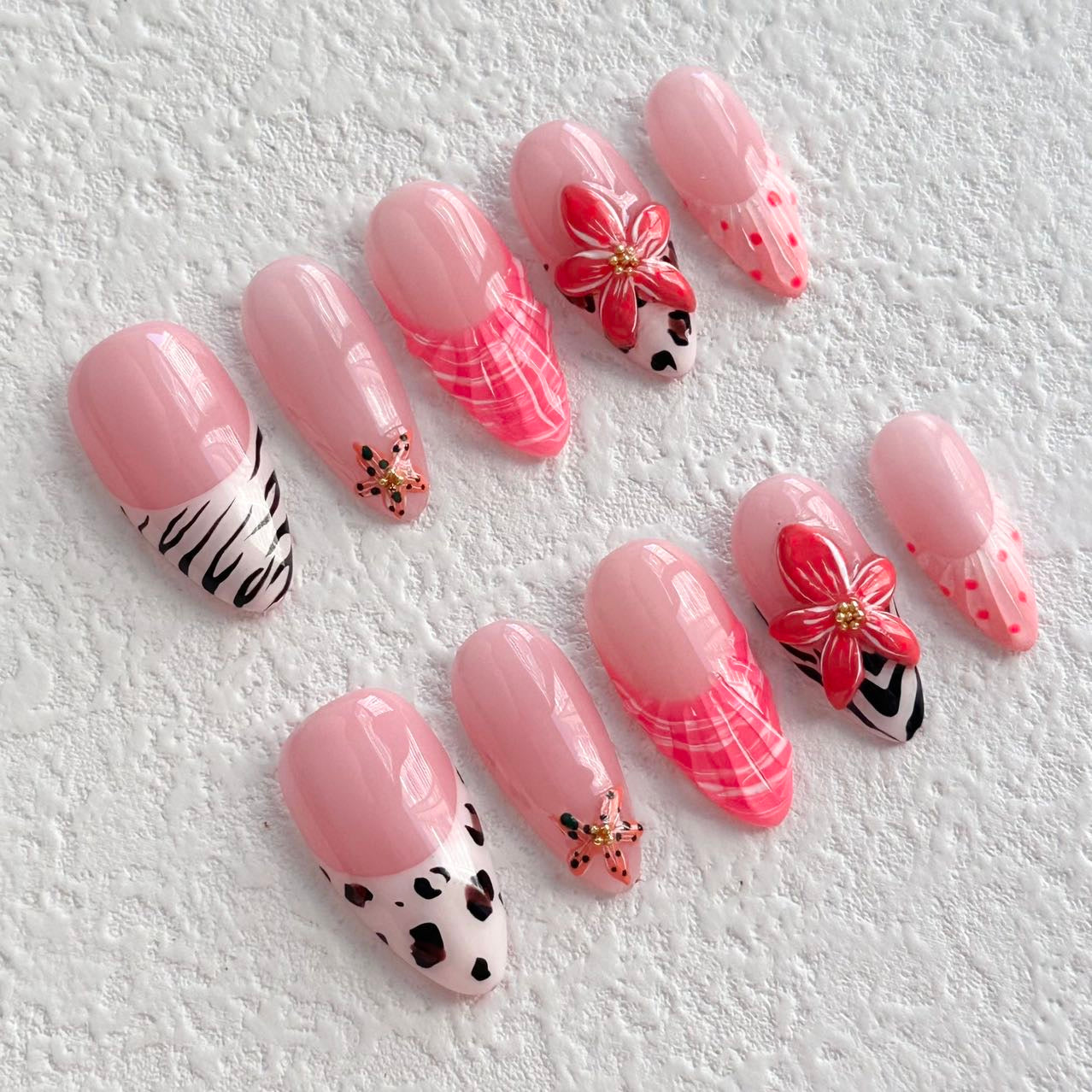 Uñas postizas con estampado de leopardo y flores