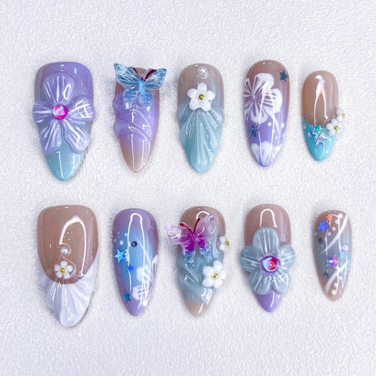 Uñas postizas con diseño de mariposas y flores