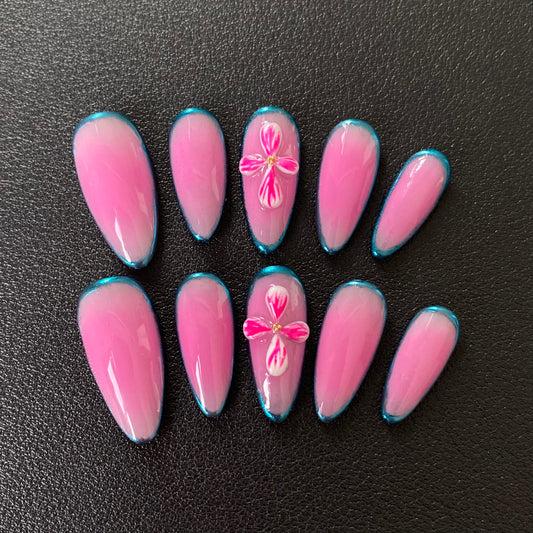 Ongles roses à coller avec bords bleu sarcelle et motif floral 3D