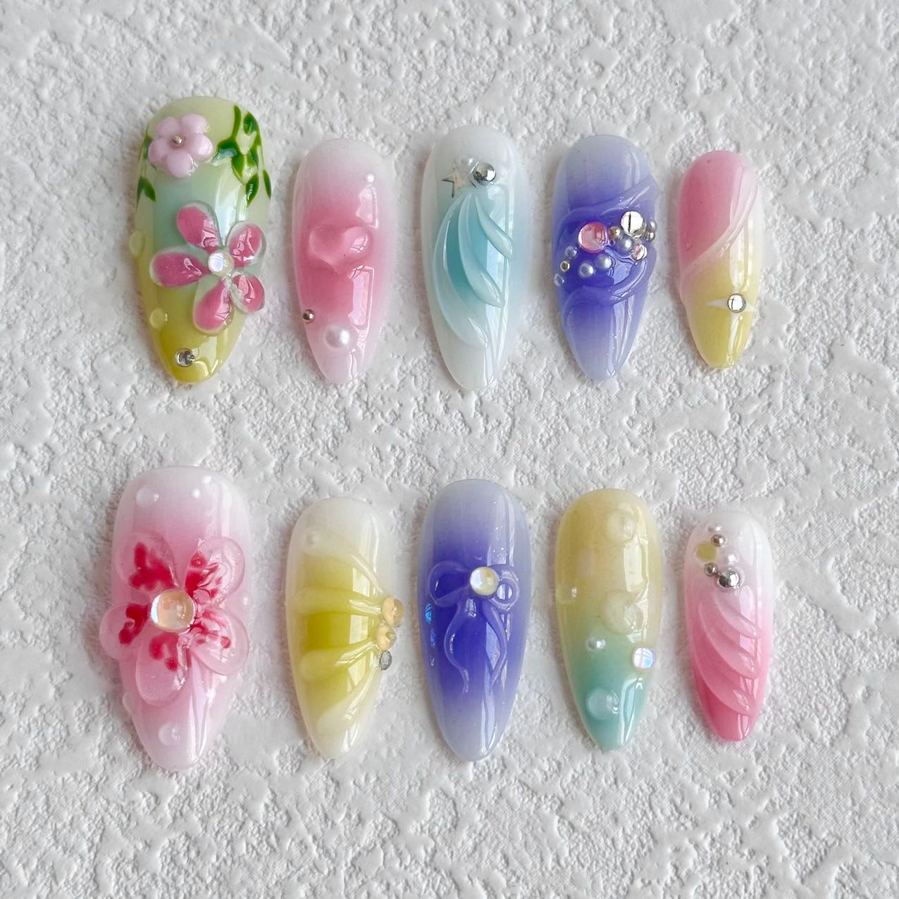 Uñas postizas con flores de colores