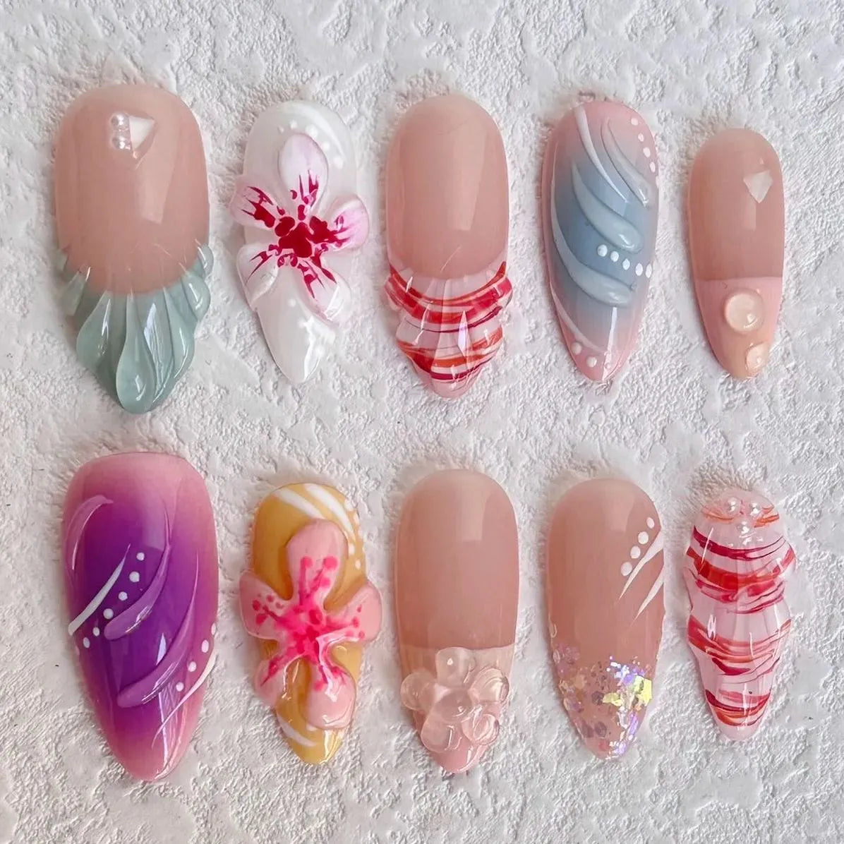 Uñas postizas con diseño floral de colores